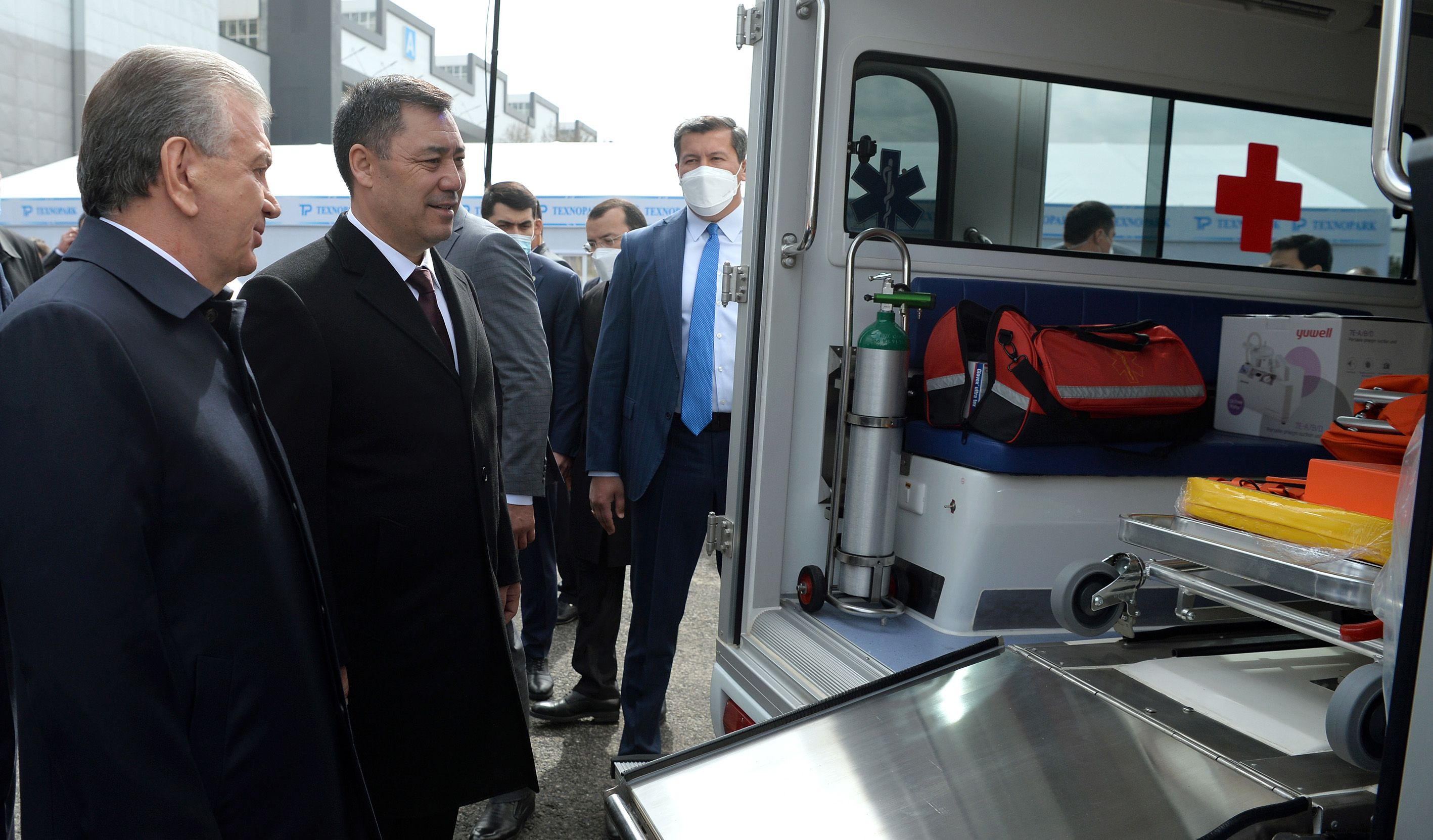 Узбекистан подарил Кыргызстану машины скорой помощи
