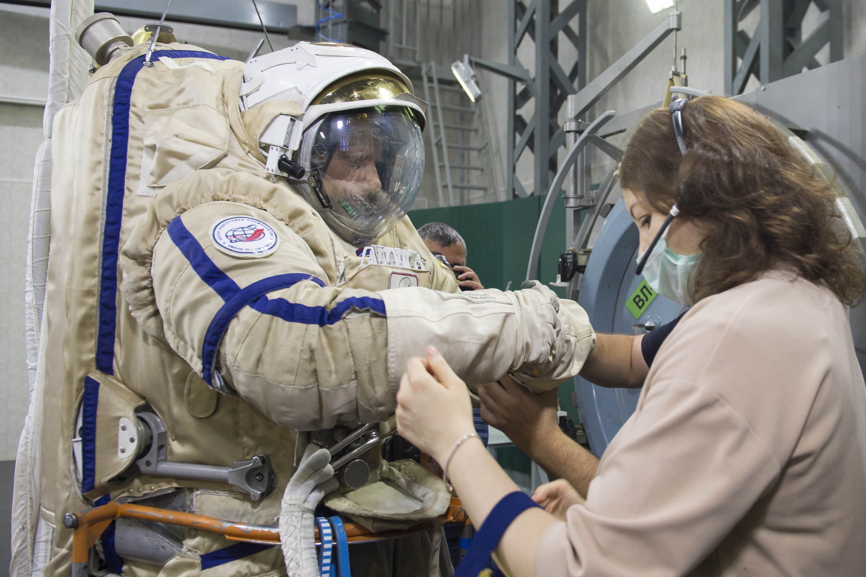 Беларусь может направить на МКС девушку-космонавта – Рогозин