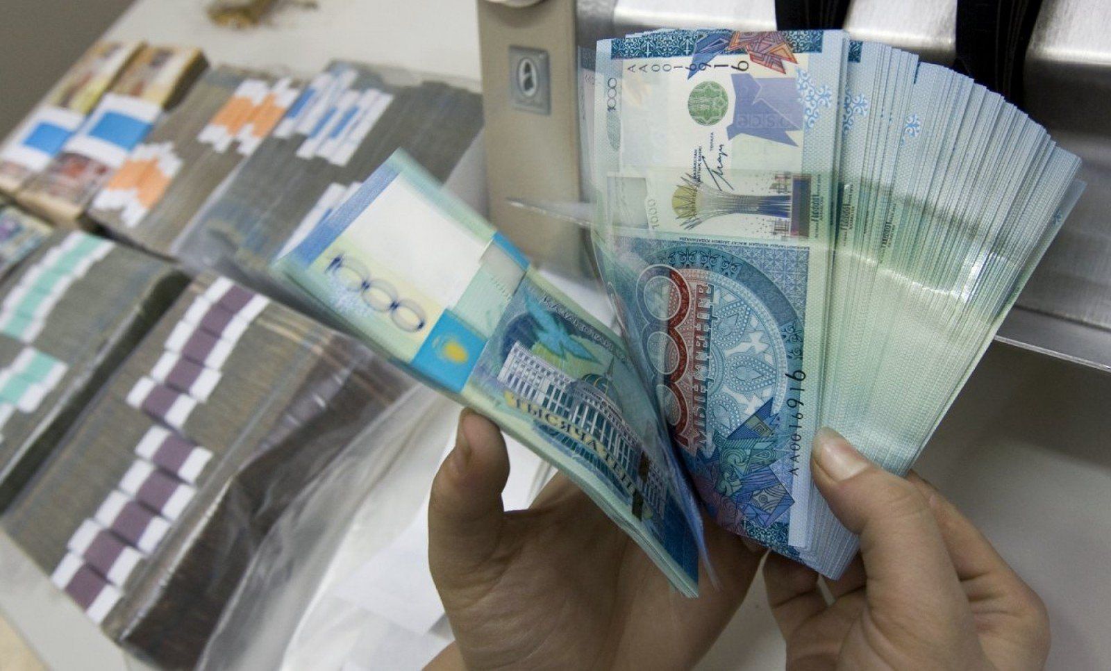 Стало известно, как изменятся зарплаты бюджетников Казахстана в 2021 году