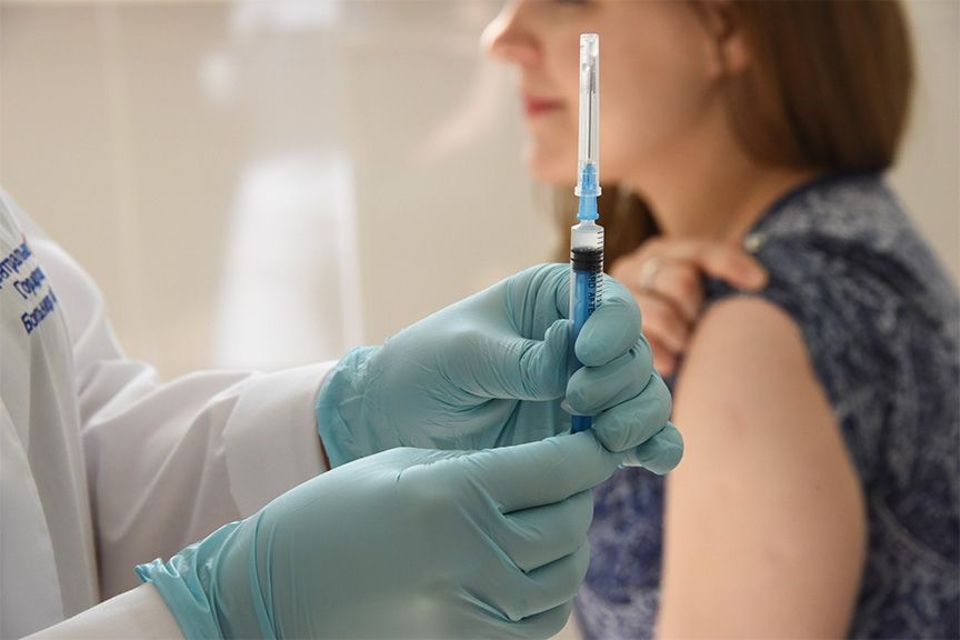 Песков прокомментировал введение обязательной вакцинации в регионах России