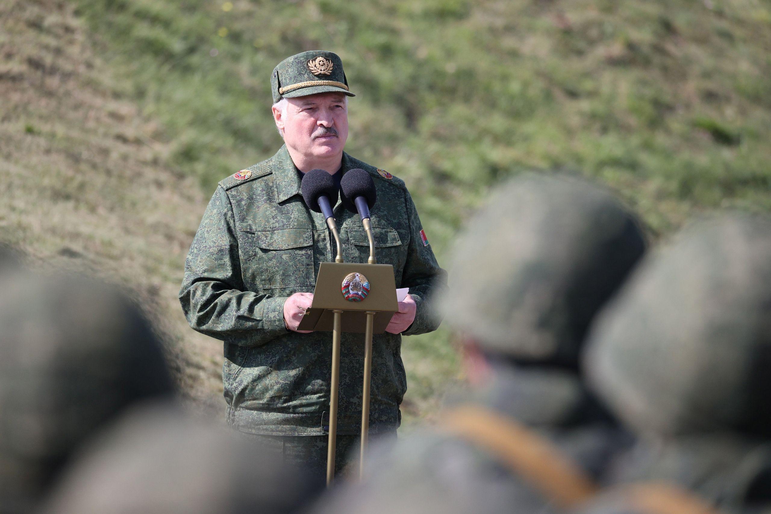 Лукашенко объяснил, что нужно сделать для недопущения войны в Беларуси