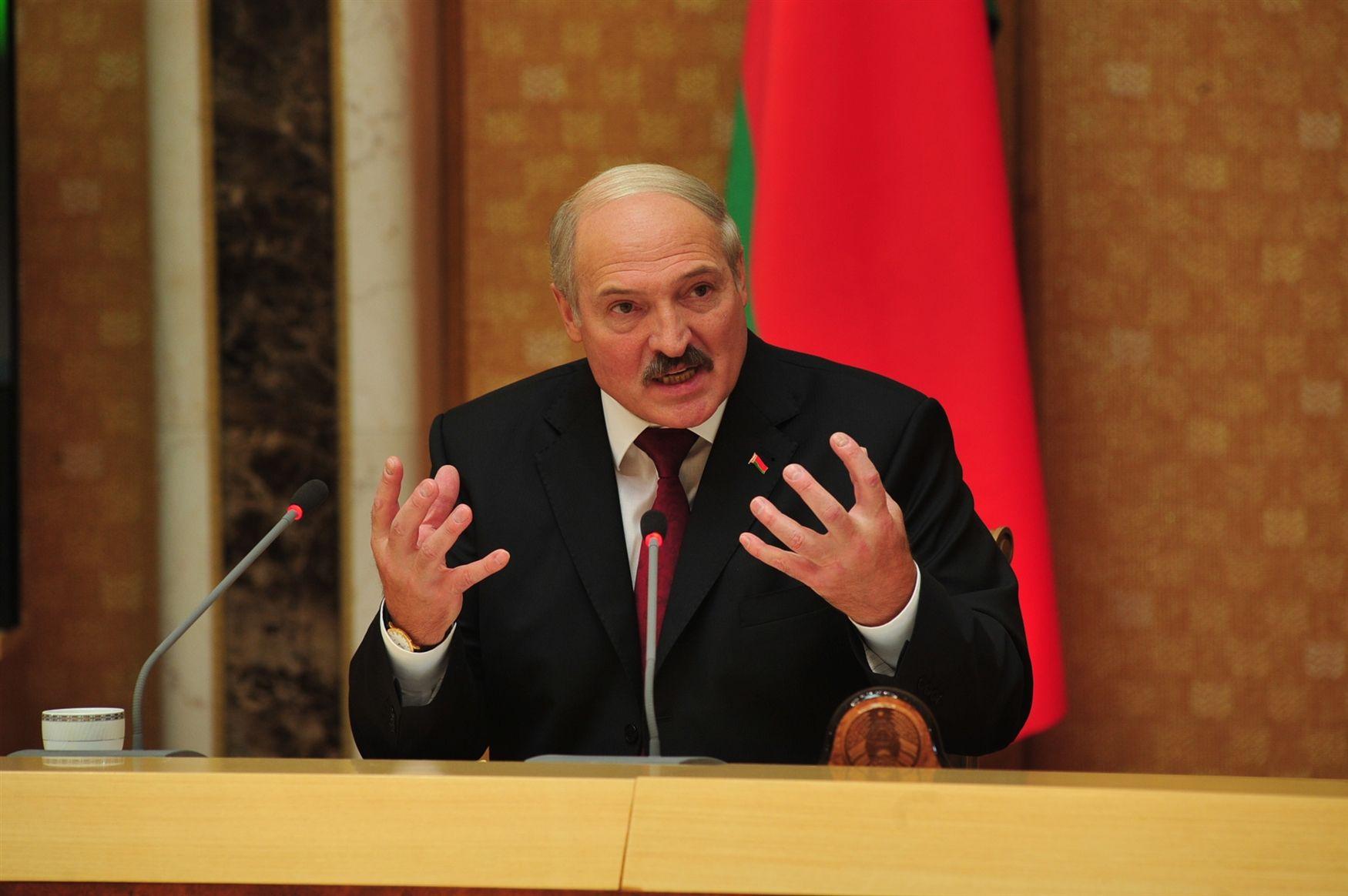 Лукашенко сравнил отказ от русского языка с «потерей разума»