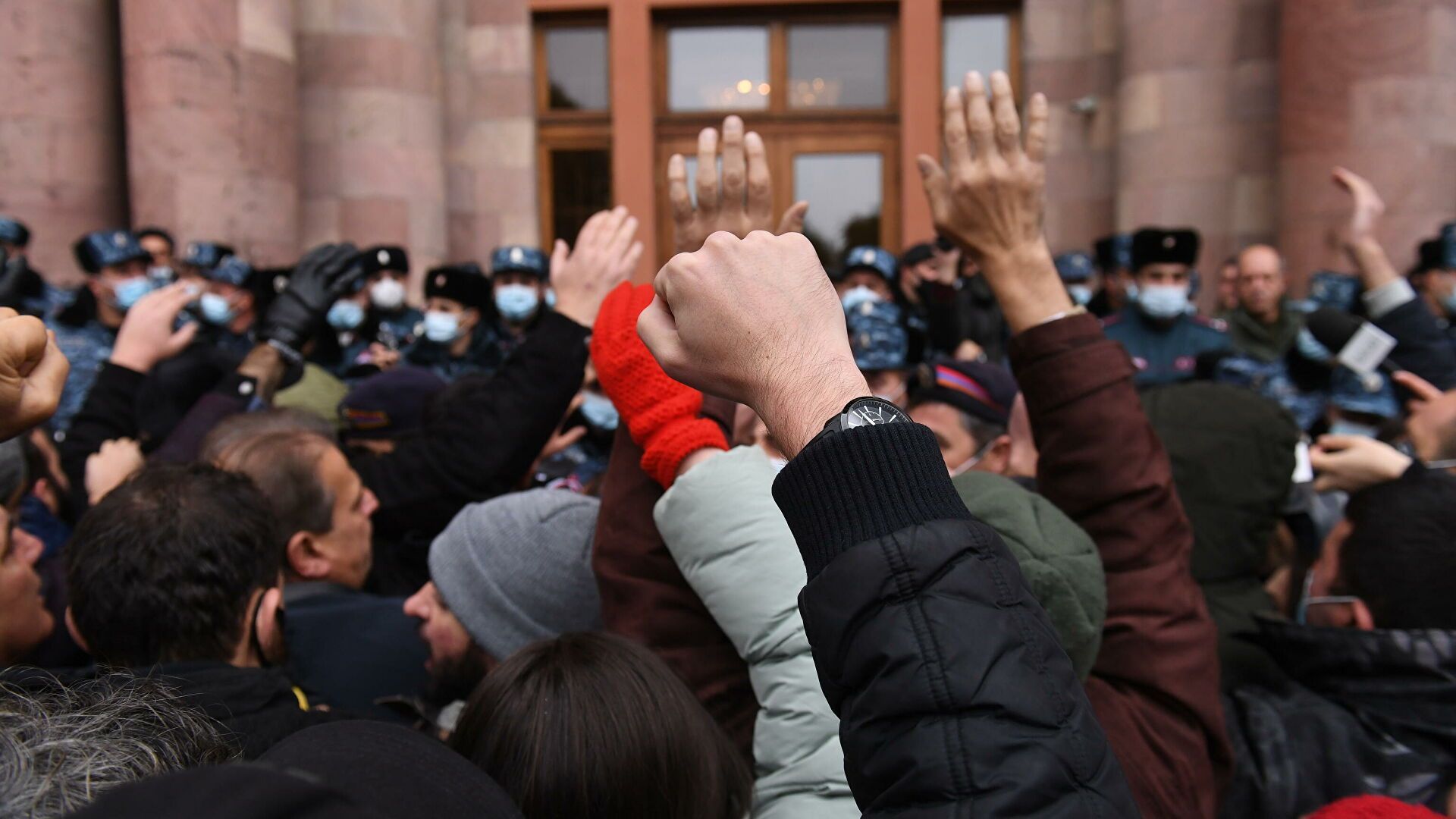 Армянская оппозиция провела митинг в здании правительства