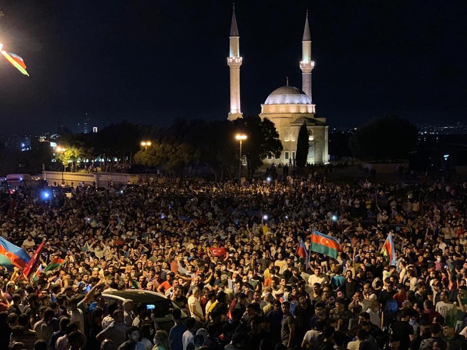 Митингующие в Баку потребовали объявить мобилизацию армии Азербайджана.