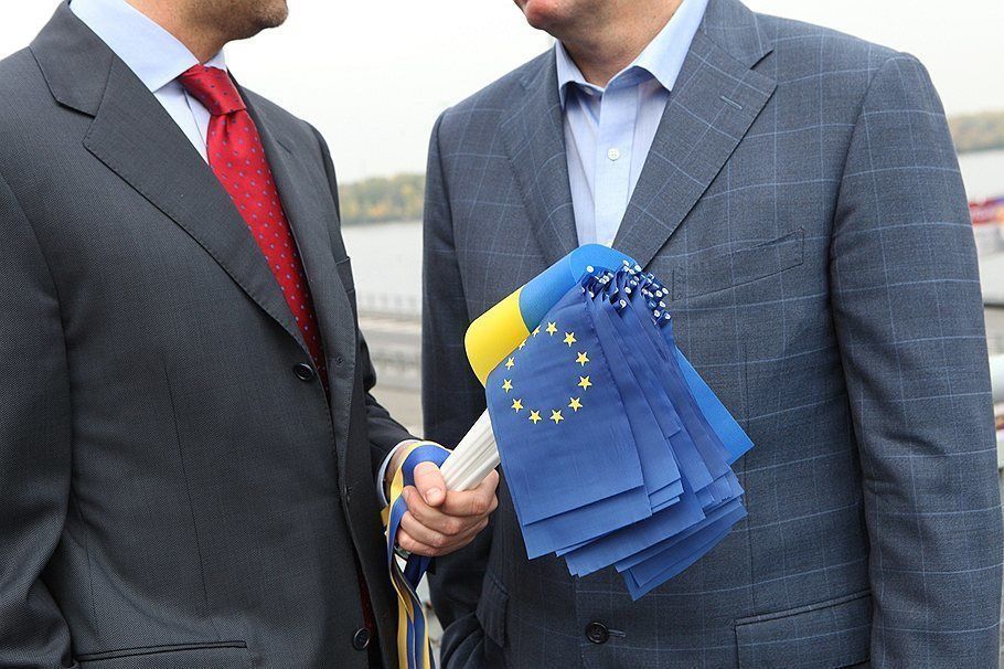 Украина захотела стать посредником между белорусами и ЕС