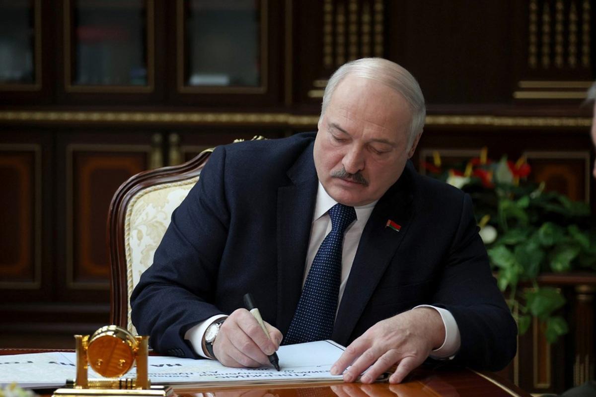 Лукашенко подписал закон о смертной казни для чиновников за госизмену