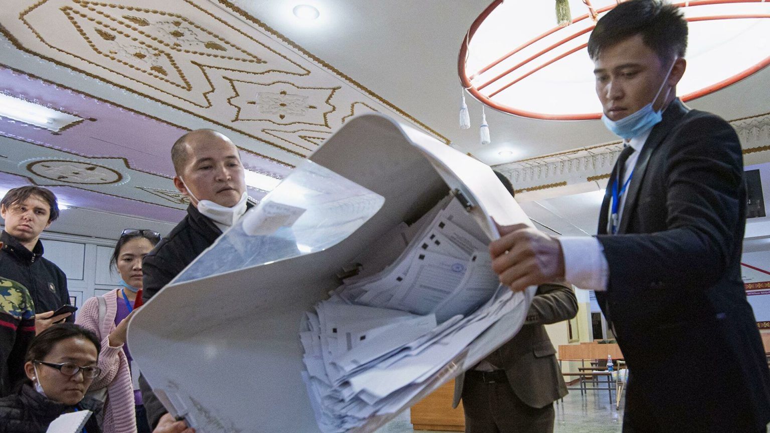 Пять партий отказались признавать итоги парламентских выборов в Кыргызстане