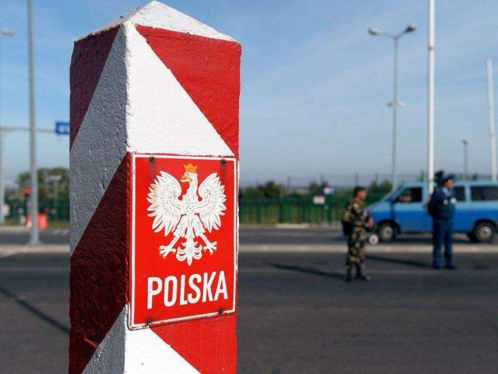 Военные Польши начали доставлять мигрантов на границу с Беларусью