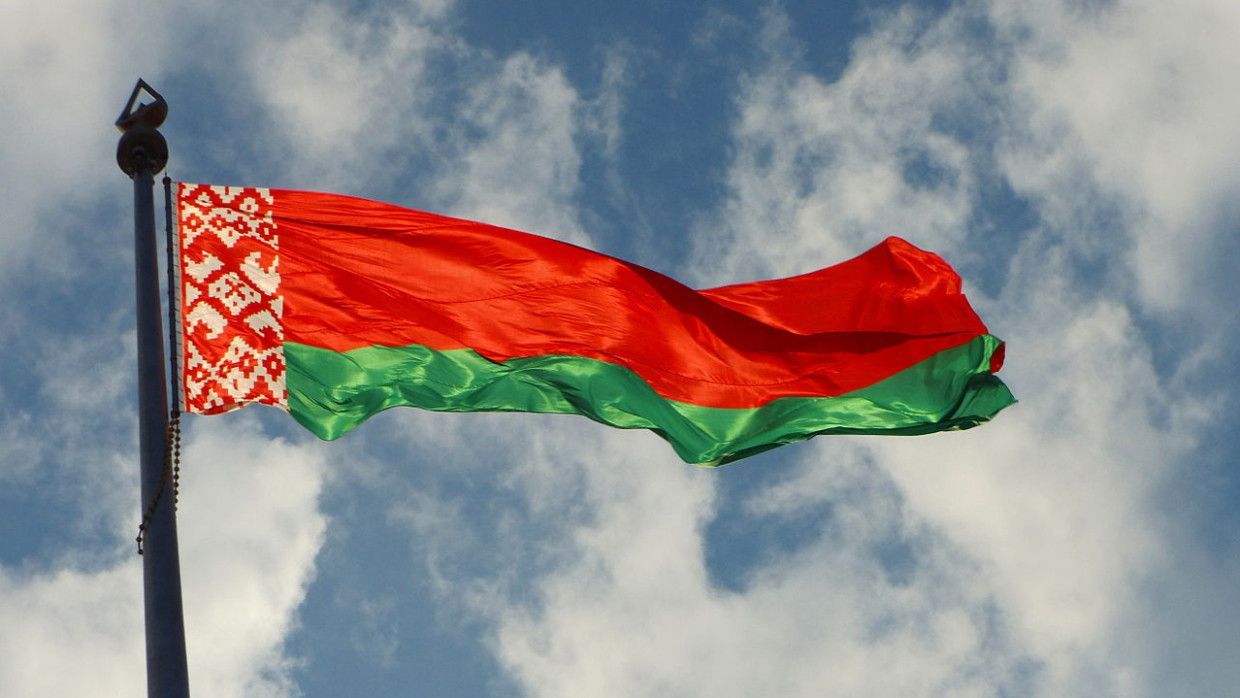 Минск завел уголовное дело из-за надругательства над белорусским флагом в Польше