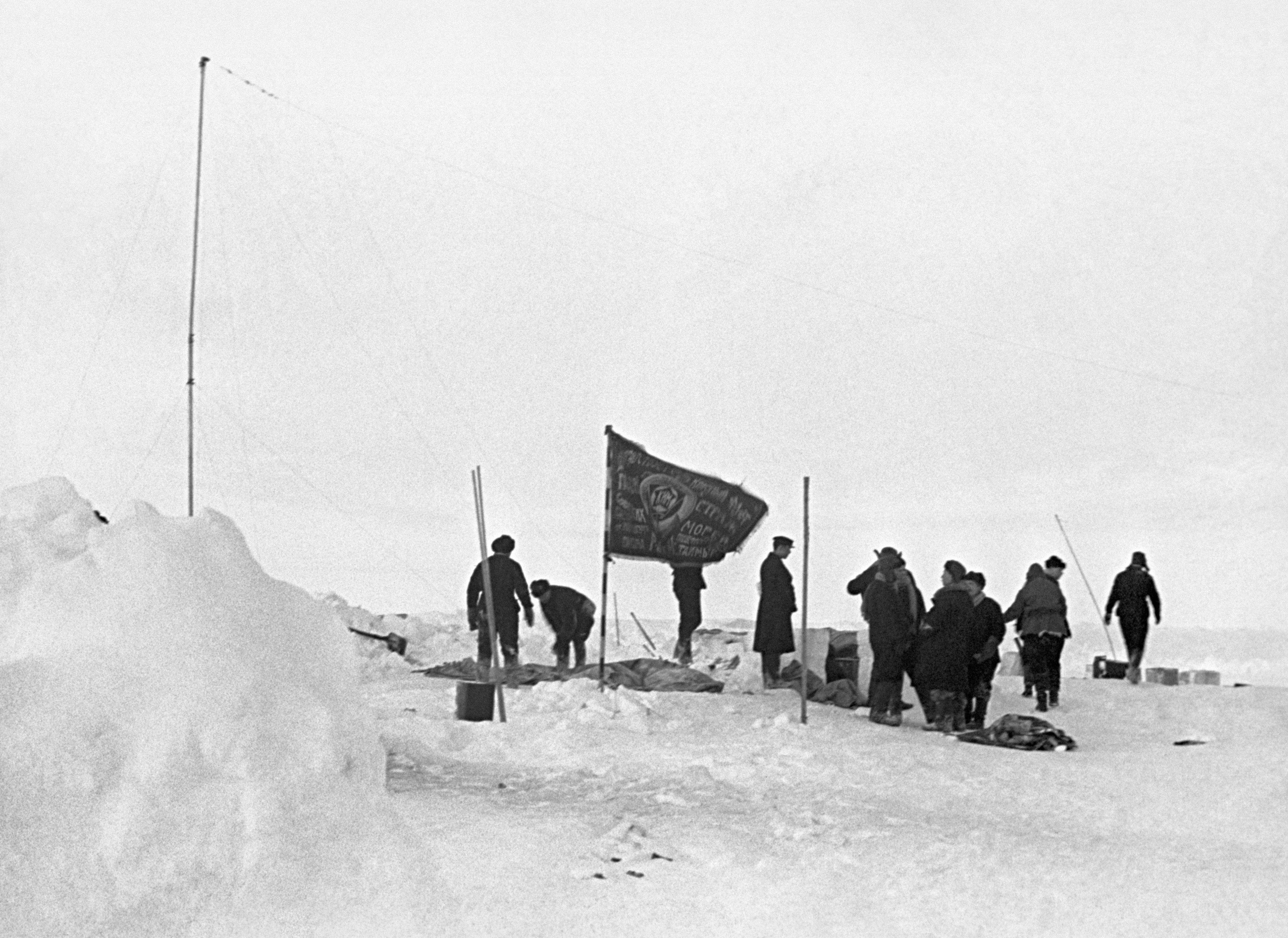 Начало работы первой в мире научной станции на льдине «Северный полюс - 1»