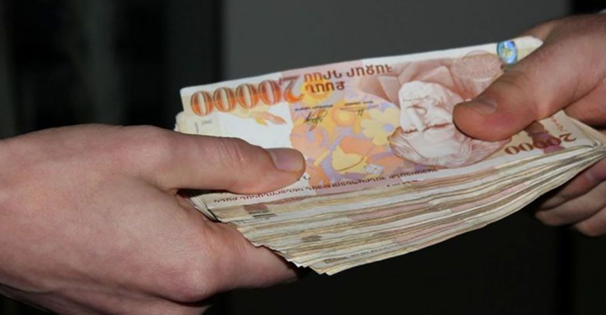 В Армении повысят зарплату чиновникам