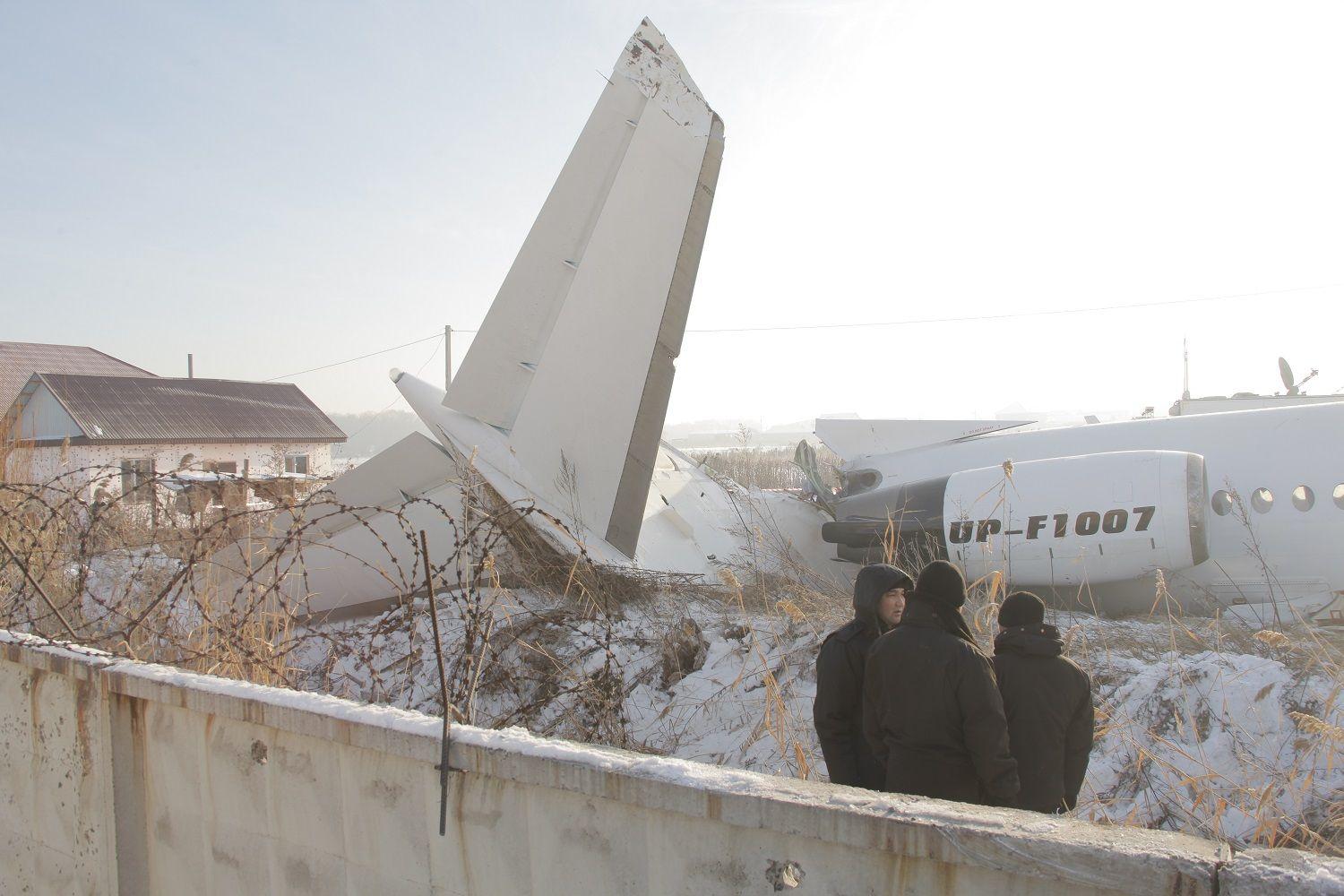 В Казахстане назвали основные версии крушения самолета в Алмате