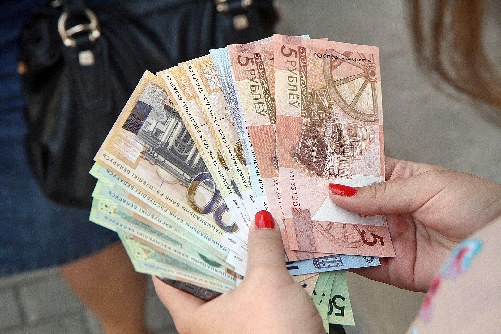 Белстат выяснил, кто получает самую большую зарплату в Беларуси