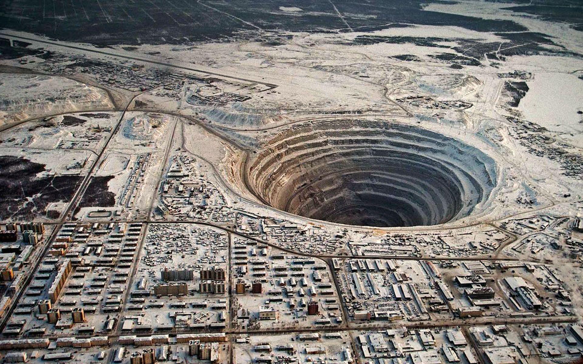 Открыто якутское месторождение алмазов «Мир» 