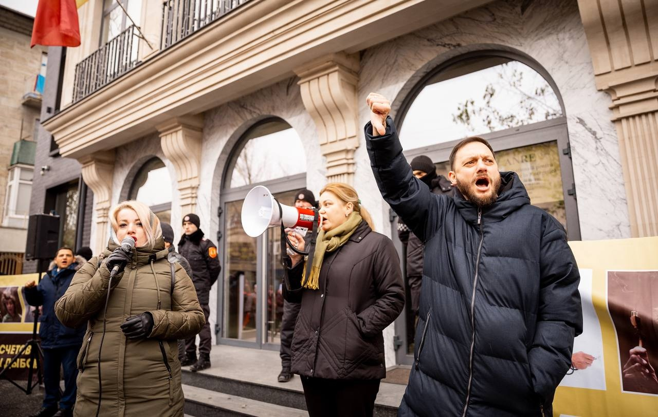 Молдавская оппозиция обвинила правительство в узурпации власти