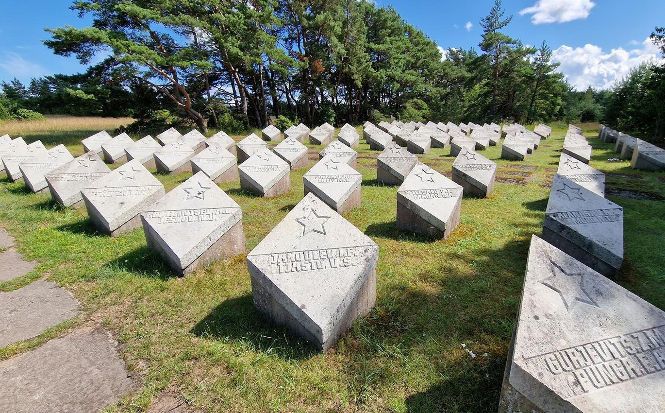 Власти Эстонии назвали «некрасивыми» пятиконечные звезды на могилах советских солдат