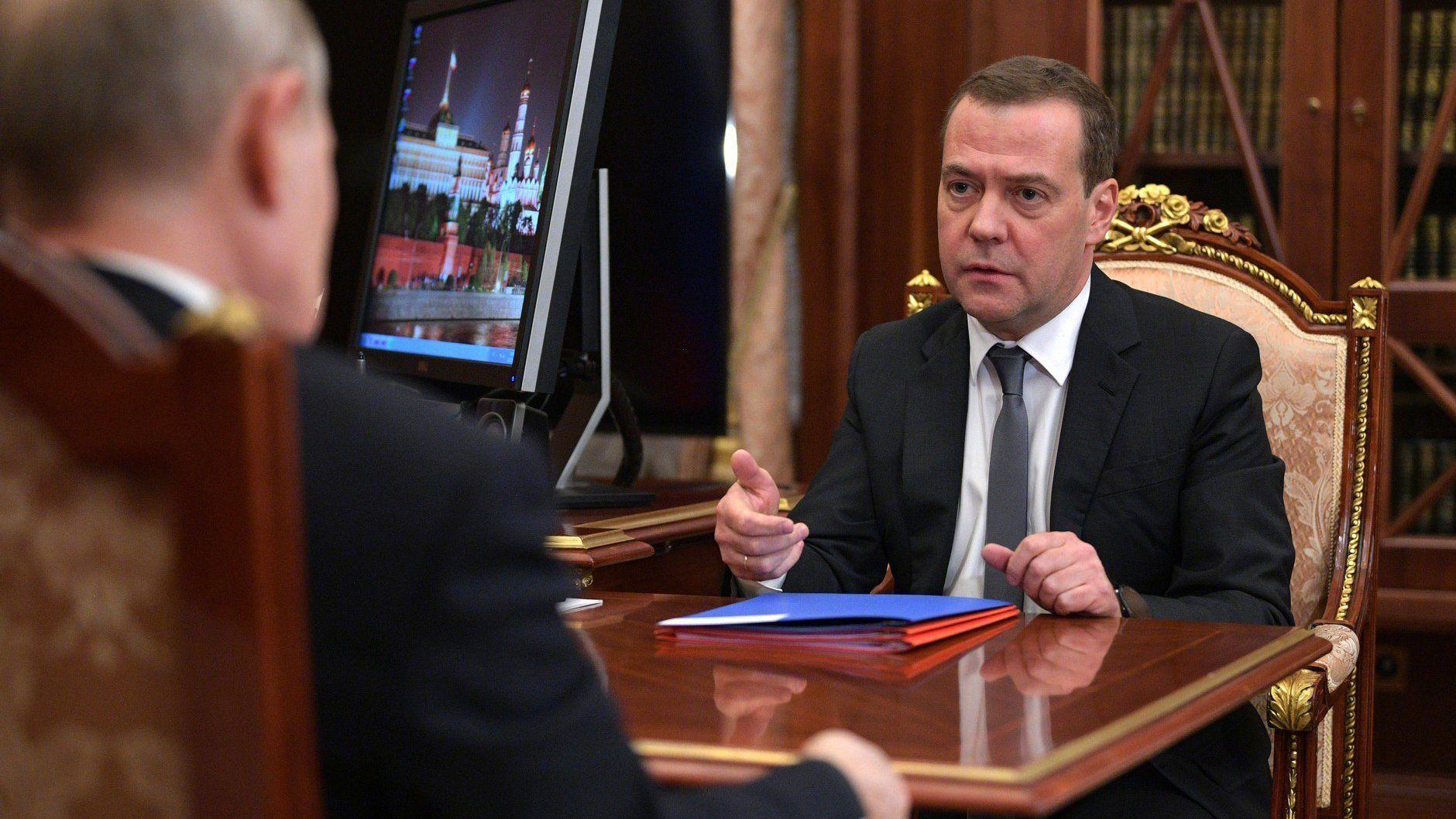 Медведев объяснил решение об отставке Правительства