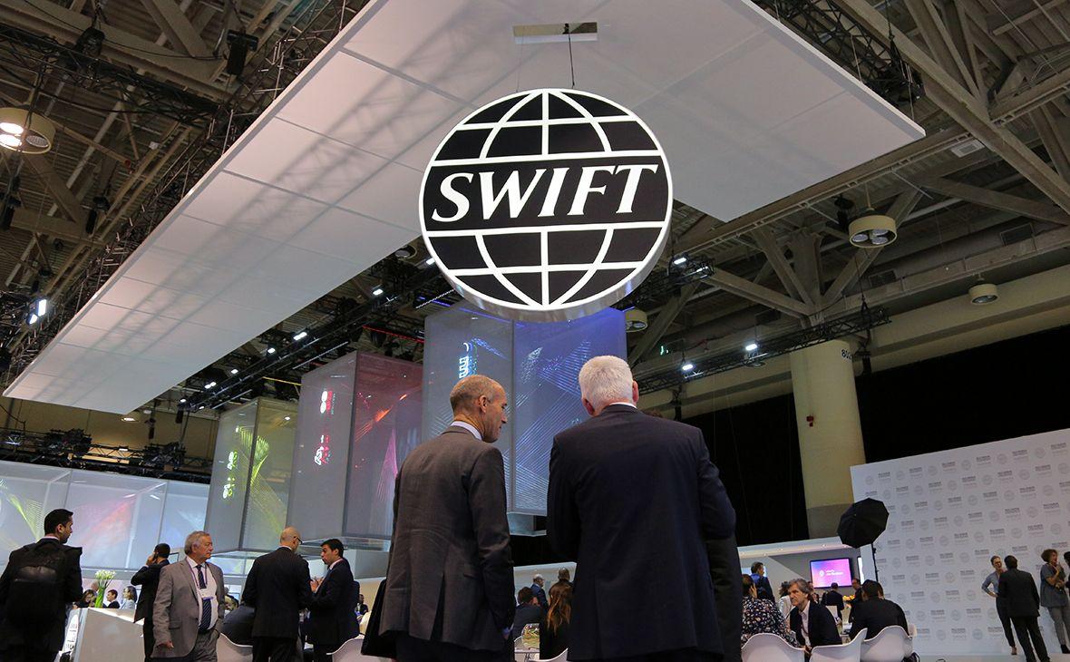 «Закат SWIFT»: БРИКС перешел в наступление на финансовую гегемонию США