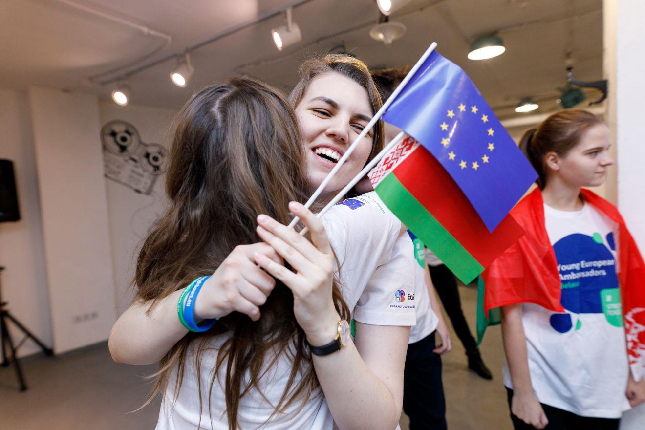 «Мягкая демократизация»: как Евросоюз меняет ценности белорусской молодежи