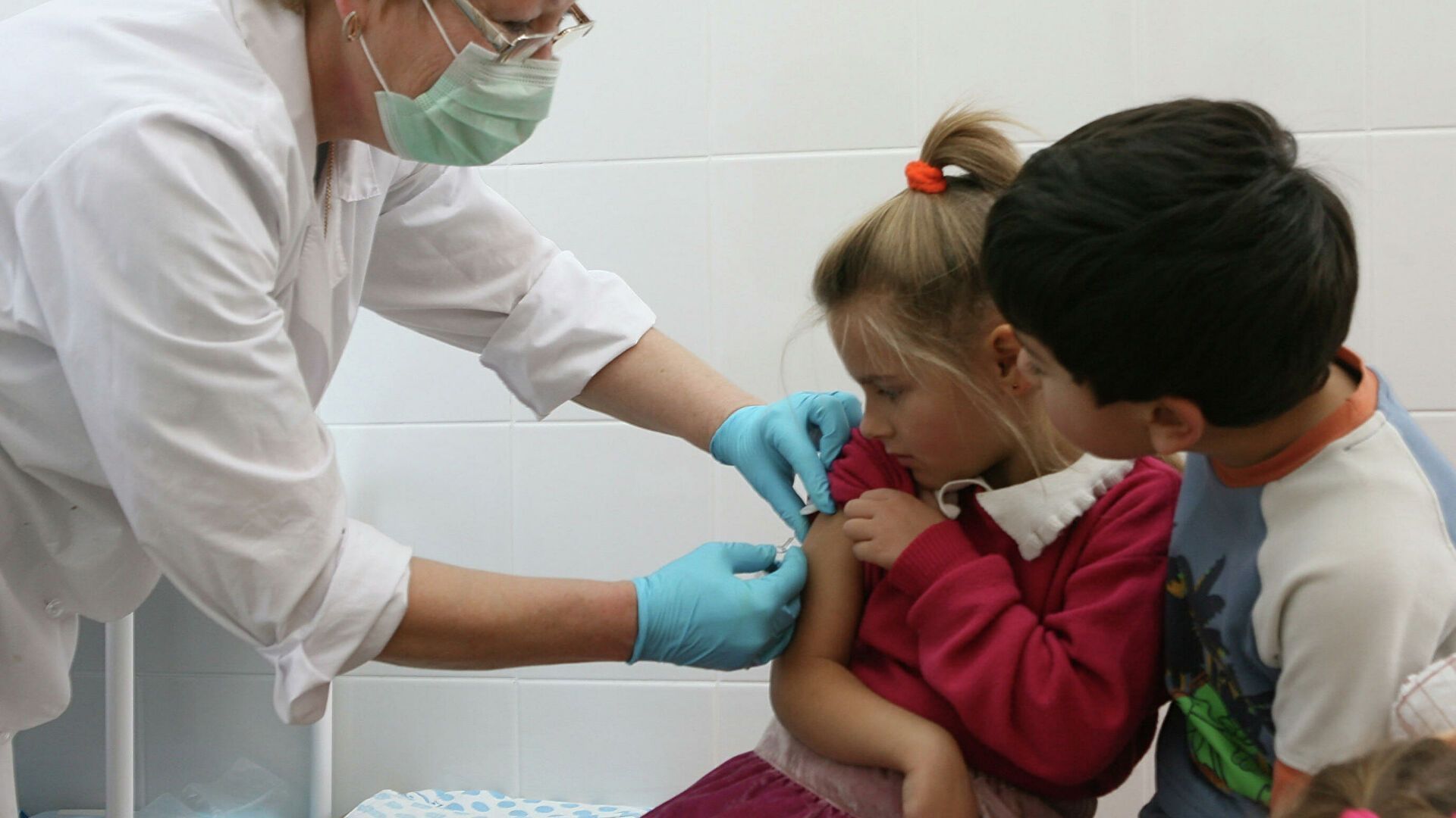 В Беларуси начали делать COVID-прививки детям