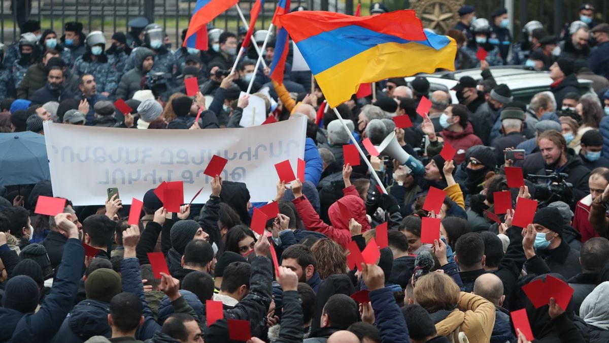 Протестующие в Армении попытались прорваться в здание правительства
