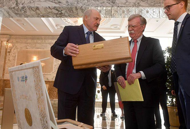 Зачем Болтон встречался с Лукашенко