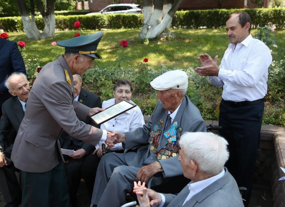 В Казахстане военнослужащие поздравили ветерана Великой Отечественной войны со 100-летним юбилеем