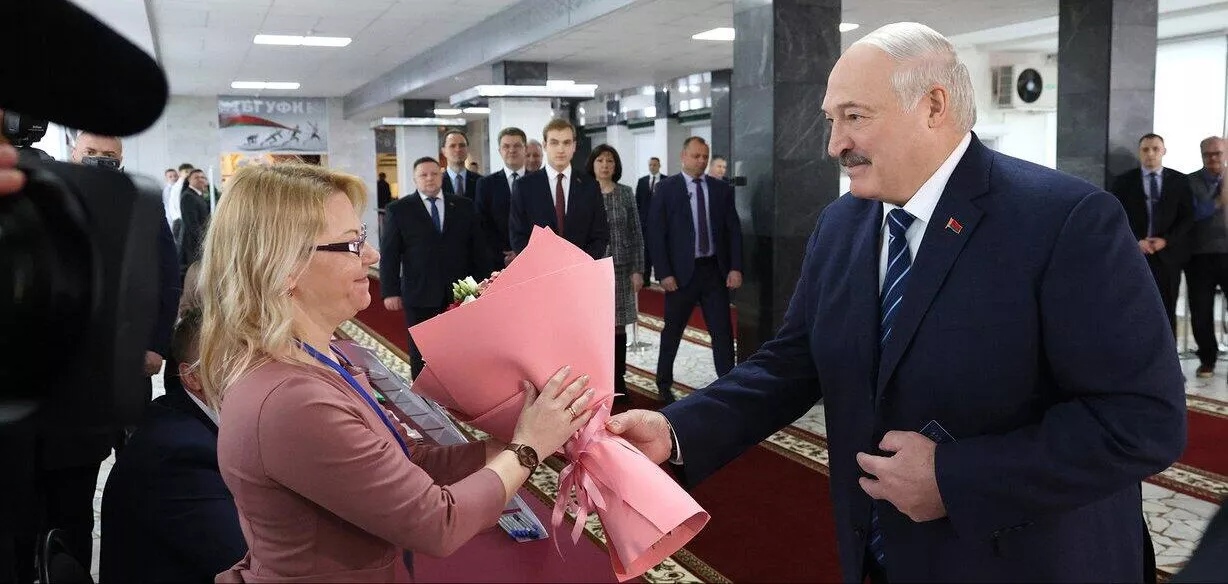 Лукашенко объяснил особенное отношение к женщинам в Беларуси