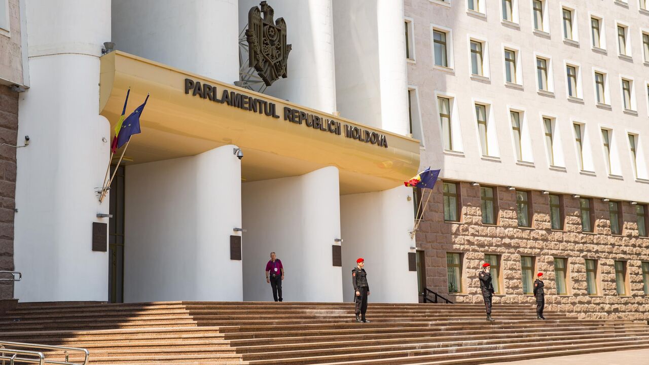 Молдавская оппозиция бойкотировала заседание парламента в честь 30-летия конституции 