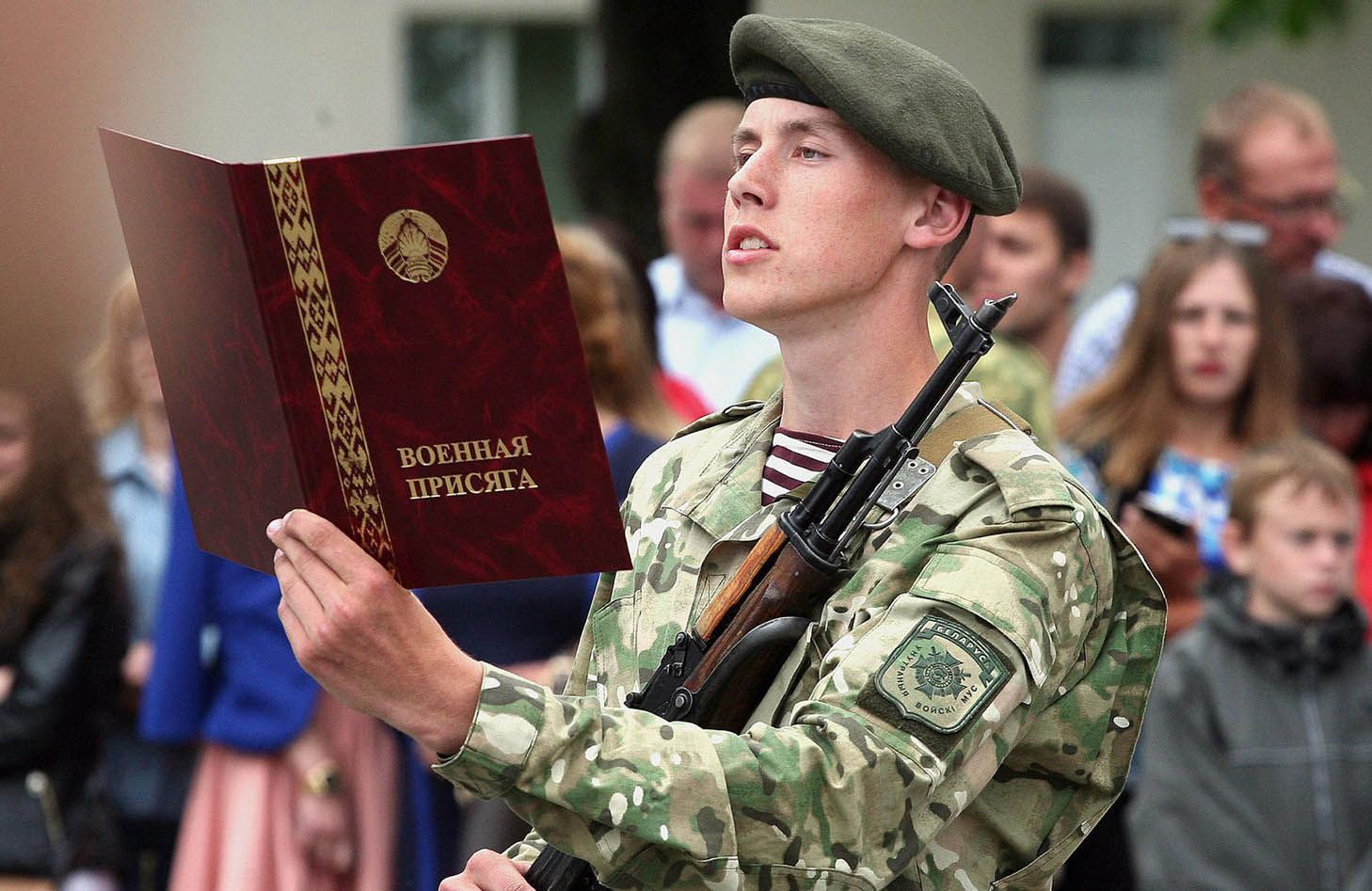В Минобороны Беларуси объяснили, почему белорусам может прийти повестка в военкомат