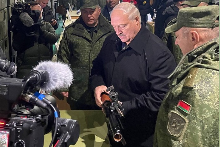 Военные подарили Лукашенко гранатомет