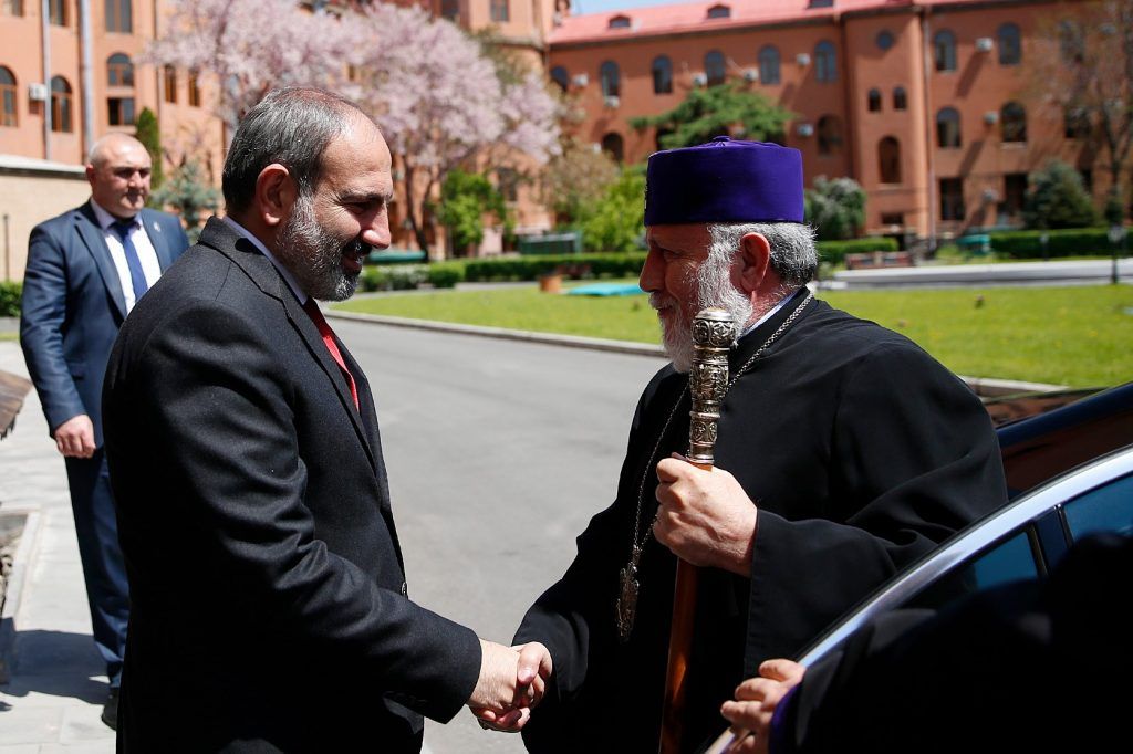 Глава армянской церкви призвал Пашиняна подать в отставку