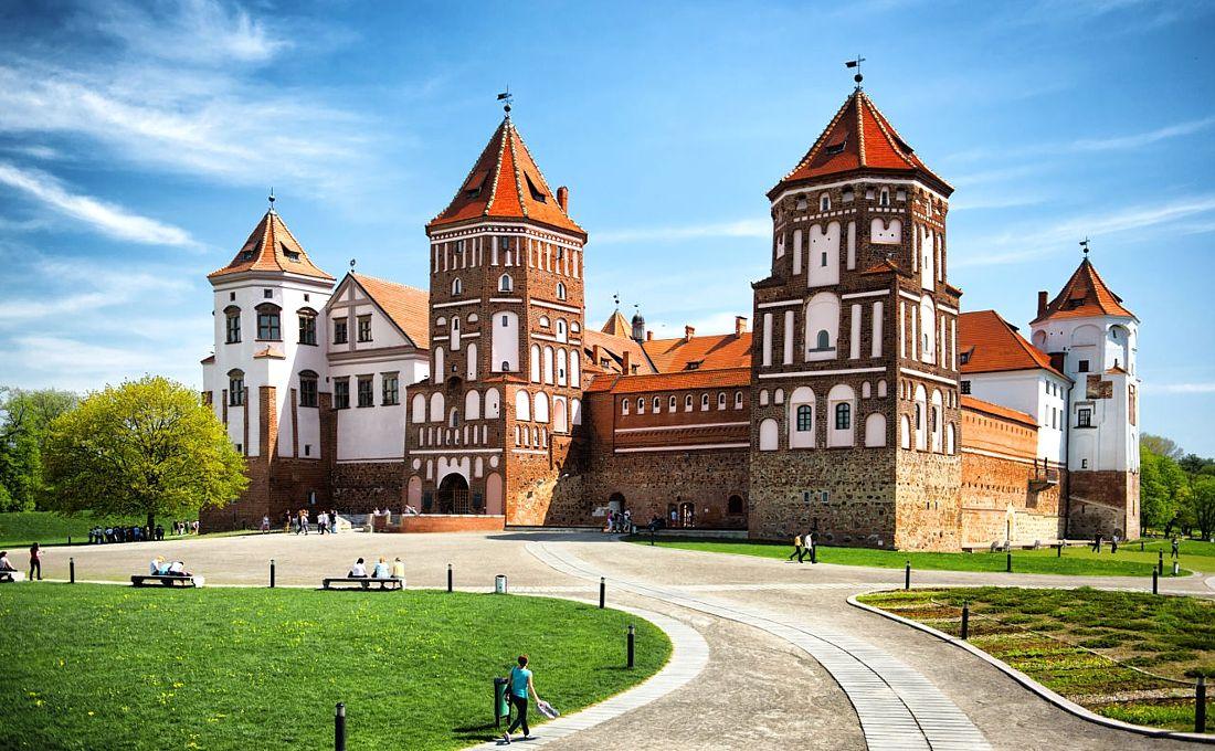 Белстат раскрыл, откуда в Беларусь приезжает больше всего туристов