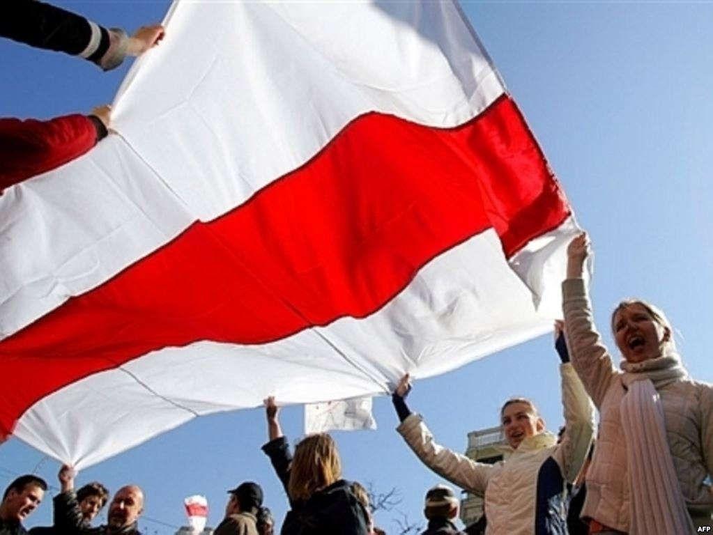 Либерал-демократы Беларуси предложили узаконить использование бело-красно-белого флага