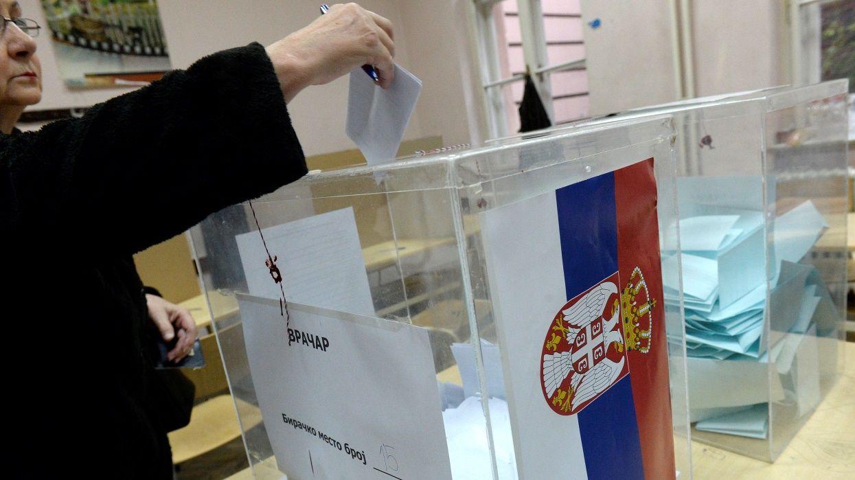 Парламентские выборы в Сербии усилят раскол между властью и оппозицией – эксперт