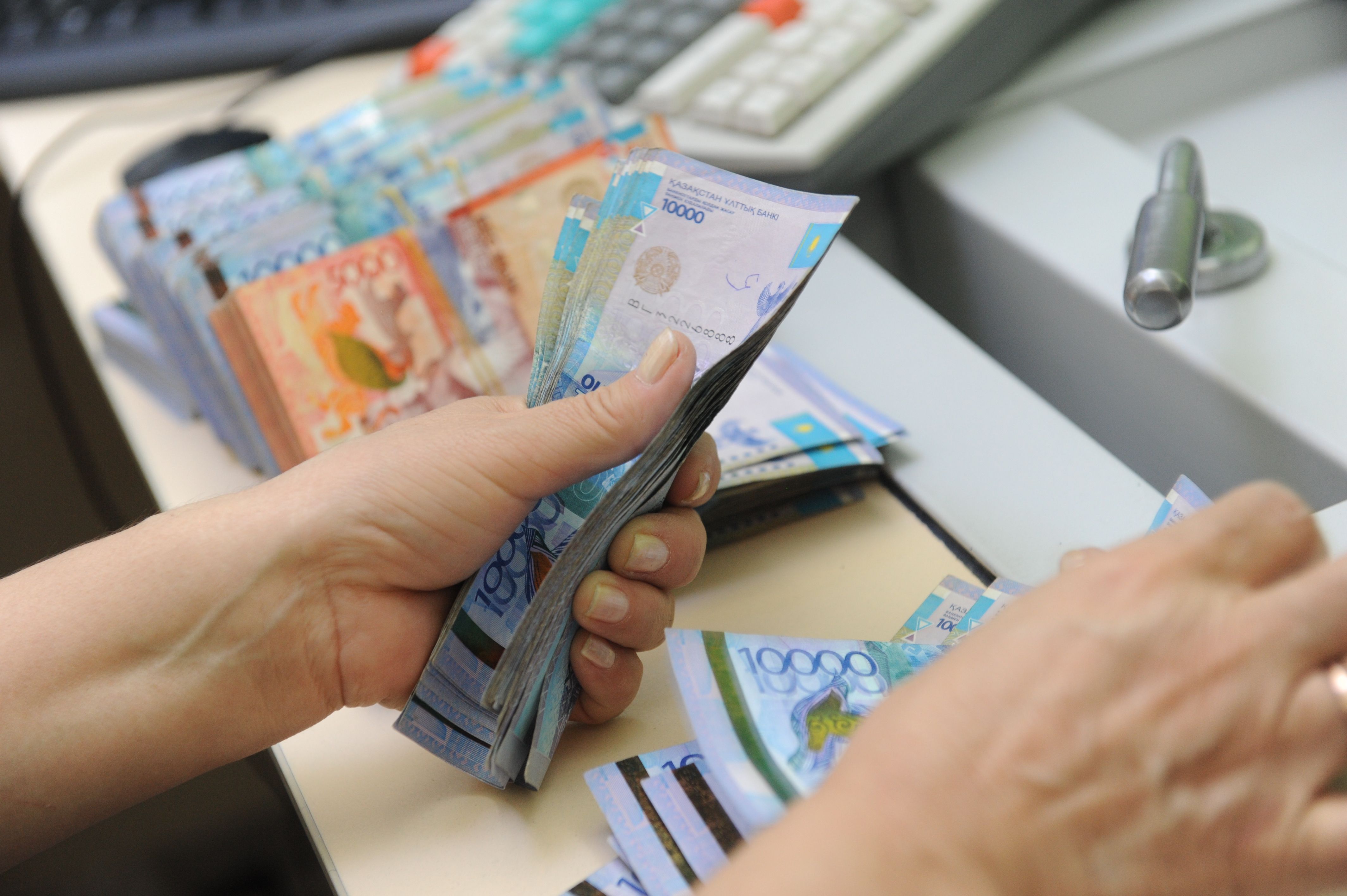 В Казахстане запретят повышать зарплату ряду чиновников