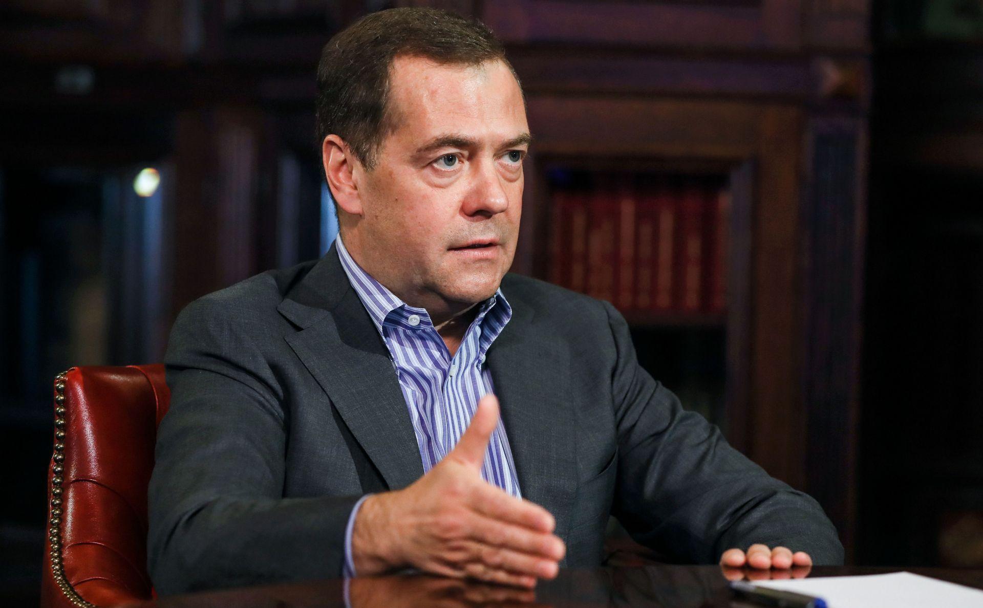Медведев: России некуда отступать в переговорах по гарантиям безопасности с США