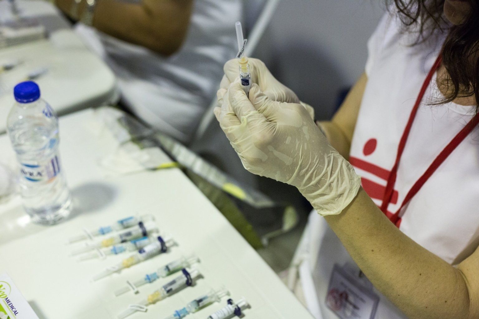 Франция призвала не признавать вакцины России и Китая