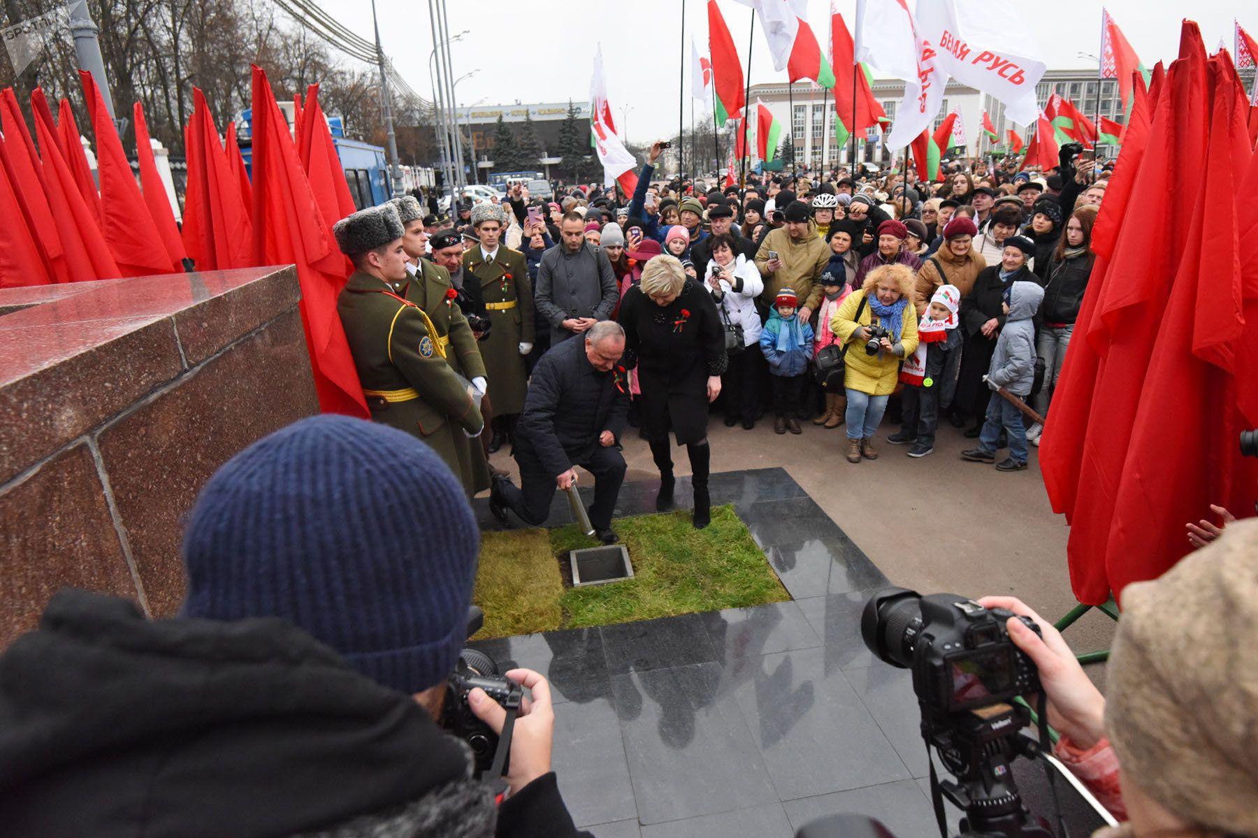 В Беларуси раскрыли капсулу времени, заложенную 50 лет назад