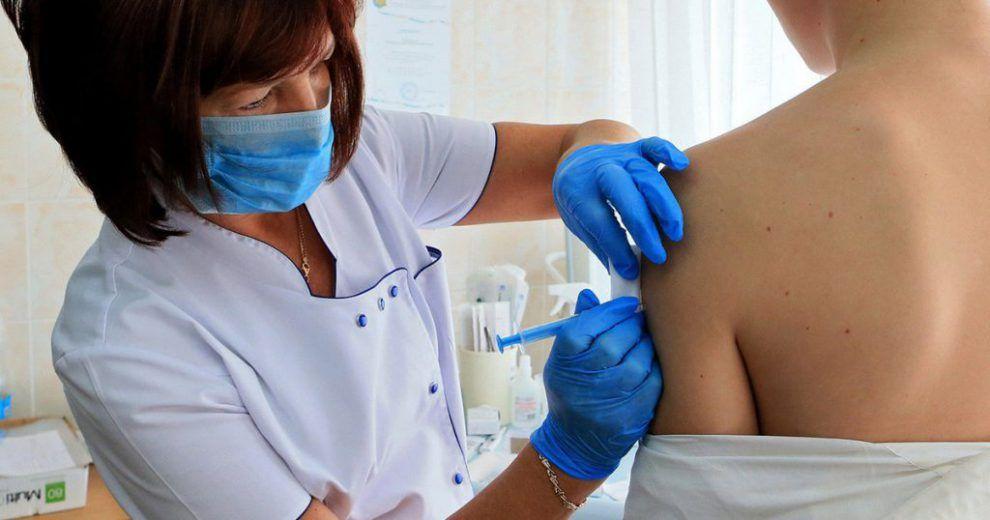 Глава Минздрава Казахстана привился российской вакциной от гриппа