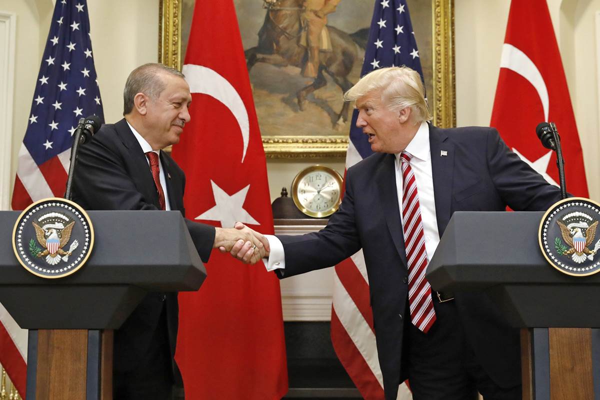 Анкара продолжит балансировать между Россией и США – турецкий аналитик