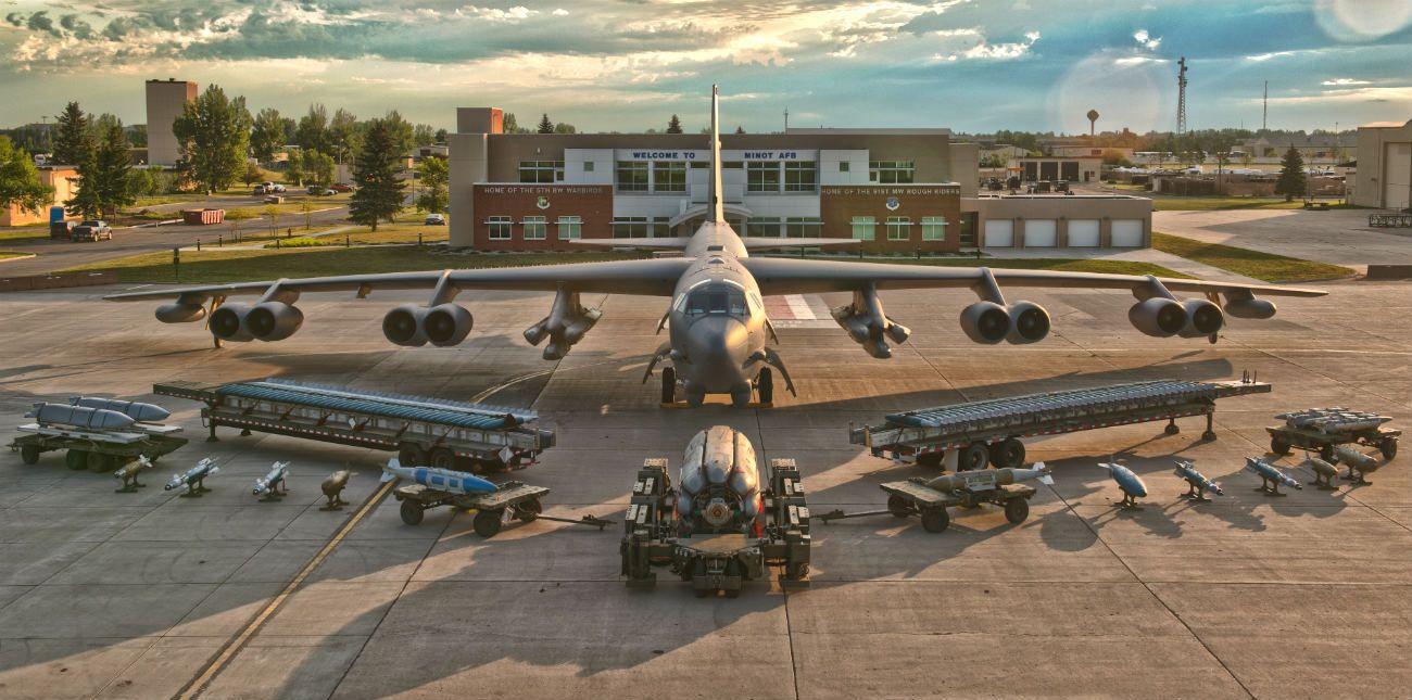 Устрашение и отработка ударов: что американские B-52 делали у границ Беларуси и России