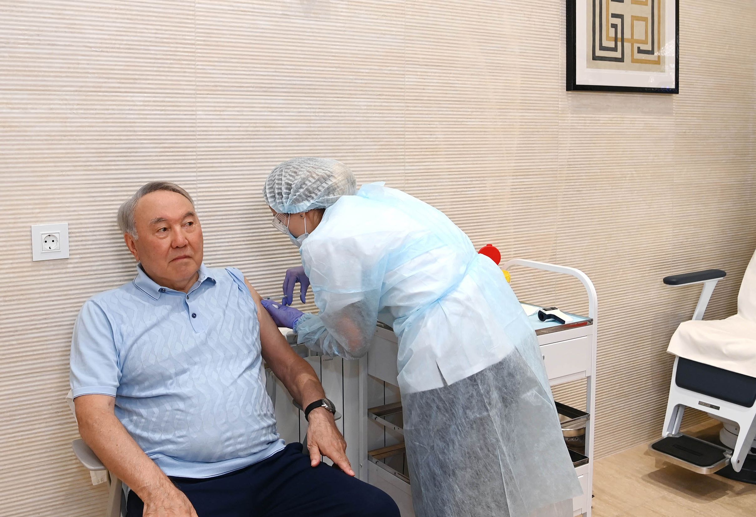 Назарбаев привился российской вакциной «Спутник V»