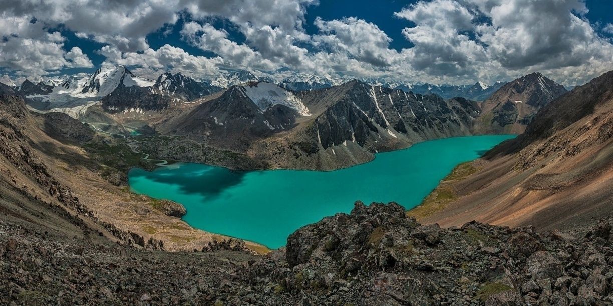 Ала кола. Алаколь озеро в Казахстане. АОА-коль Кыргызстан. Айлаколе озеро Казахстан. Горы на озере Алаколь.