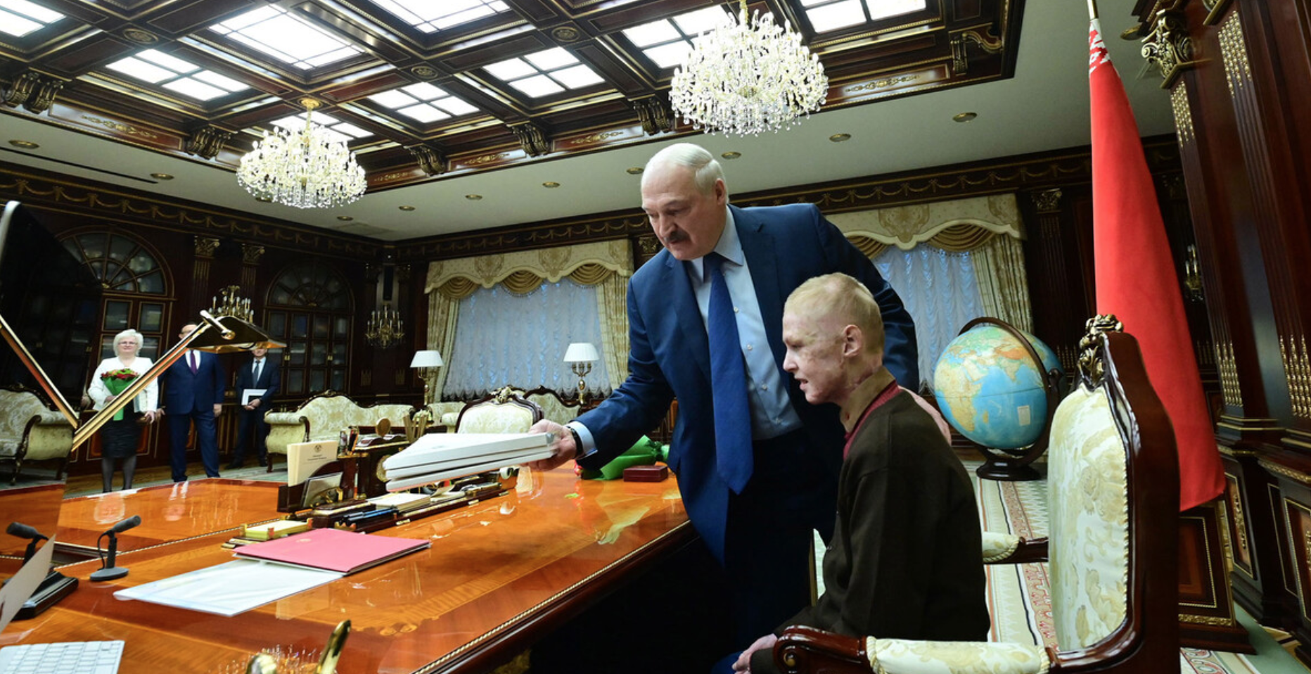 Лукашенко показал материалы, подготовленные к переговорам с Путиным