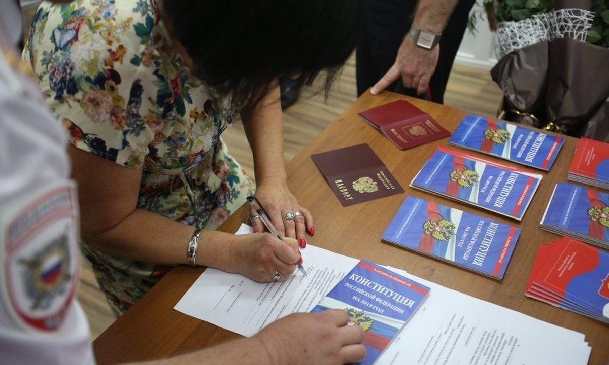 Украинцы лидируют по количеству полученнных российских паспортов