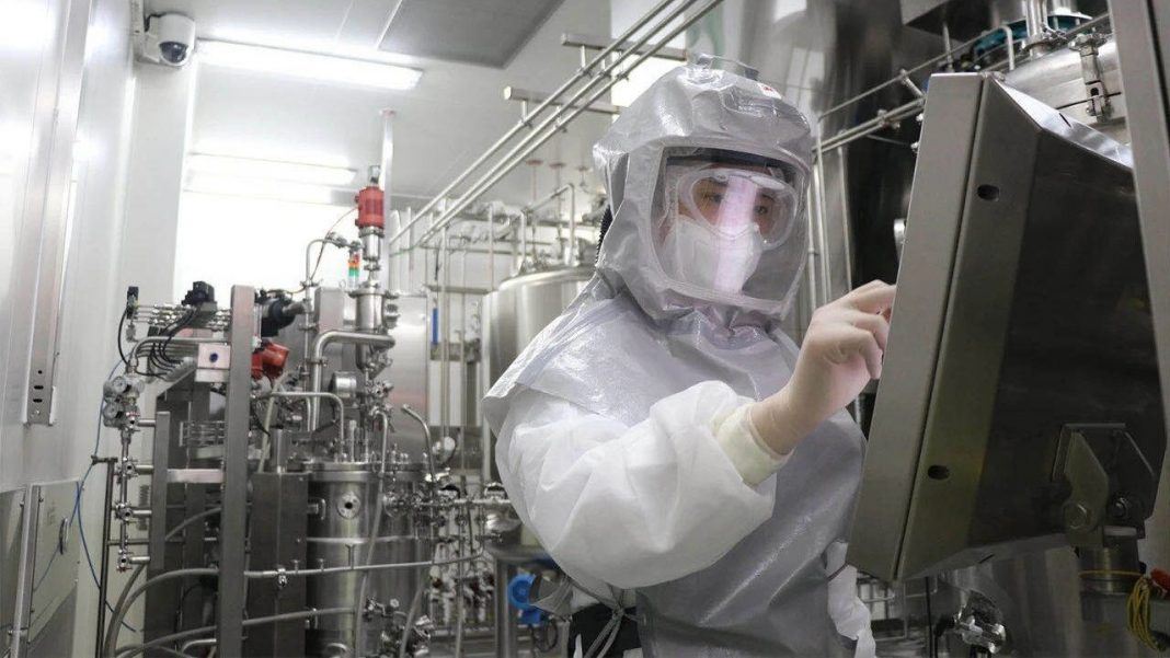 Токаев: Казахстан построит завод по производству российской COVID-вакцины