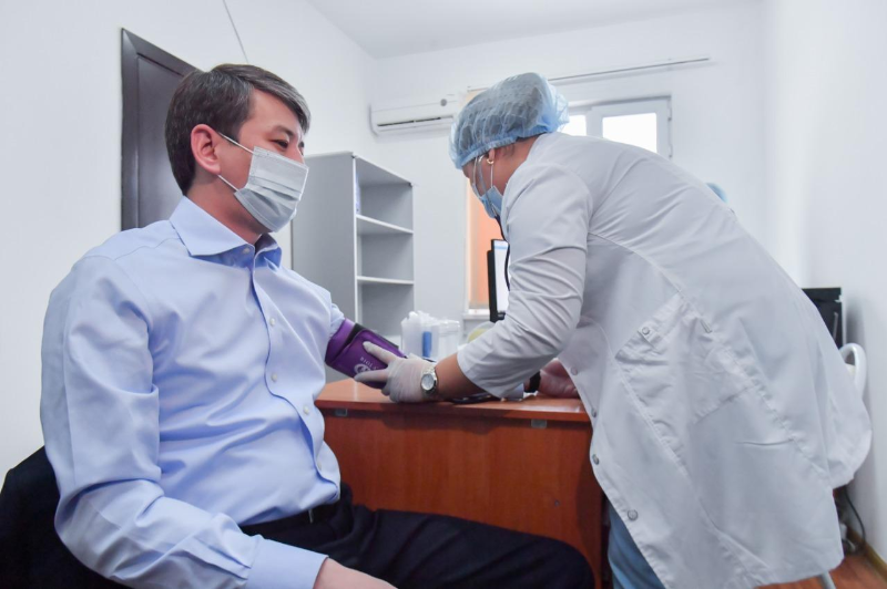 Главный санврач Казахстана привился российской вакциной