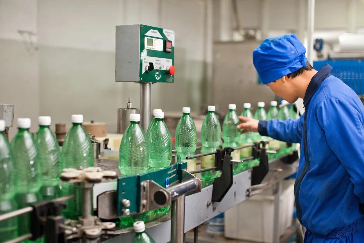 В Кыргызстане при поддержке России открылся первый завод напитков замкнутого цикла