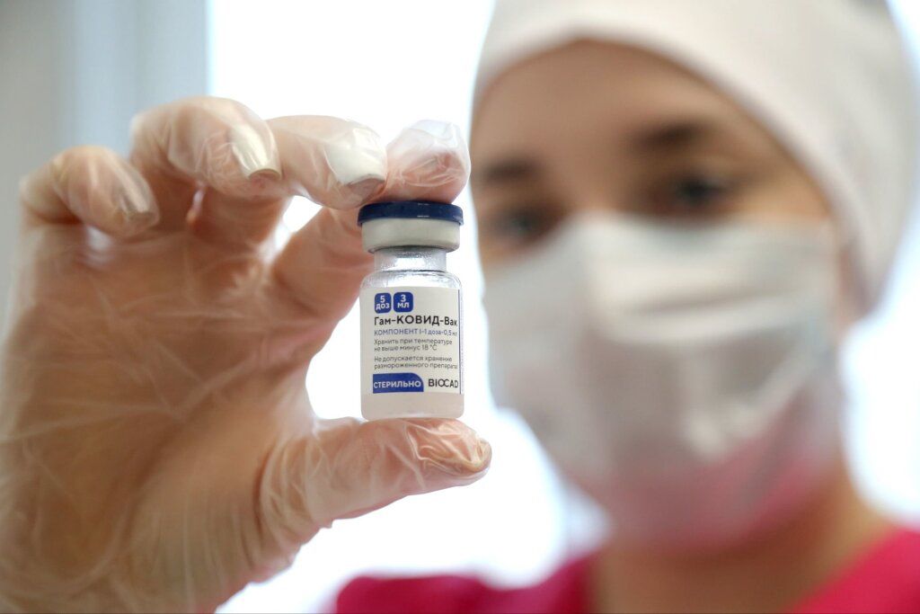 Венгрия одобрила российскую COVID-вакцину первой из стран ЕС